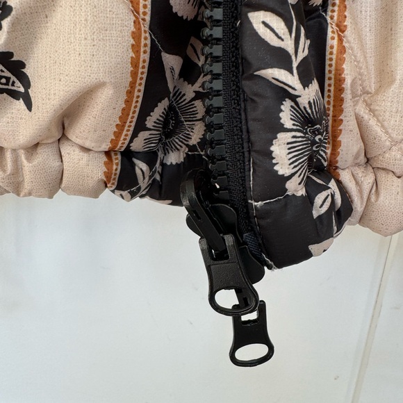 Amazing Farm Rio Romantic Garden Puffer Jacket, Reversible in XS - Picture 8 of 16